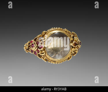 Bague, années 1800. Le Cambodge, 19e siècle. L'or avec la pierre de lune et de rubis ; diamètre : 3 cm (1 3/16 po Banque D'Images