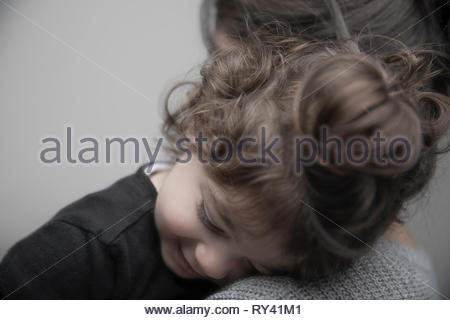 Latina mother holding cute toddler fille