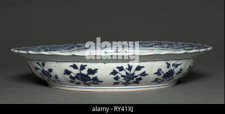 La plaque avec les raisins et les sprays de fleurs, 1426-35. La Chine, la province de Jiangxi, Jingdezhen, dynastie Ming (1368-1644), règne Xuande (1426-35). Porcelaine avec décor bleu sous glaçure ; diamètre : 43,2 cm (17 in.) ; total : 7,7 cm (3 1/16 po Banque D'Images