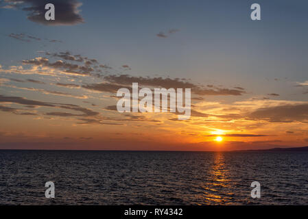 Magnifique coucher de soleil sur la mer Adriatique en Croatie Banque D'Images