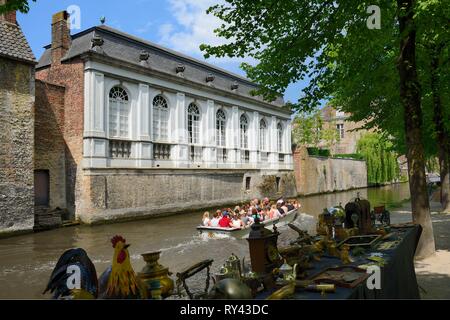 Belgique, Flandre occidentale, Bruges, centre historique classé au Patrimoine Mondial par l'UNESCO, Dijver brocante Banque D'Images