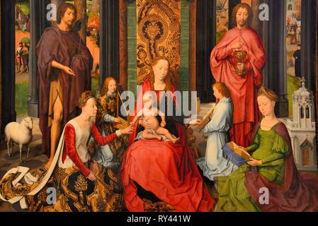 Belgique, Flandre occidentale, Bruges, centre historique classé au Patrimoine Mondial de l'UNESCO, l'ancien l'Hôpital Saint-Jean, Musée Memling, St John retable peint par Hans Memling vers 1479, panneau central : le mariage mystique de sainte Catherine la Vierge est ici ont intronisé avec enfant. Saints Catherine et Barbara s'asseoir devant elle, Jean le Baptiste et Jean l'Évangéliste se tenir derrière. Banque D'Images