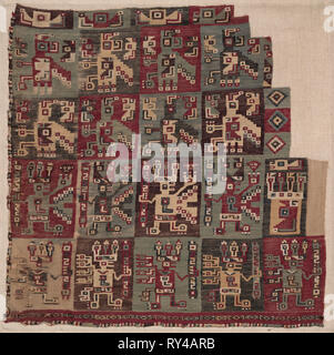 Fragment d'angle, probablement d'une tunique, A.D. 700-1100. Le Pérou, la Côte Sud, la culture Wari, Horizon moyen, 8ème-11ème siècle. Tissu de coton brut de la laine en brocart ; Total : 46 x 46,5 cm (18 1/8 x 18 5/16 in Banque D'Images