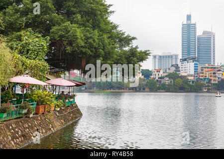 Banh Tom Ho Tay restaurant au bord du lac à l'arrière Truc Lac et la ville de Hanoi, Hanoi, Vietnam, Asie Banque D'Images