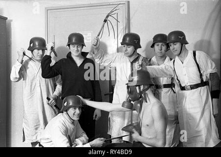 Les jeunes soldats de la Luftwaffe allemande hors-service à leurs casernes en Allemagne 1940 Banque D'Images