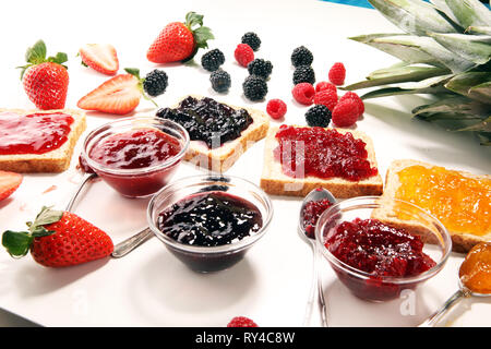 Assortiment de confitures, fruits de saison, de prunes, de menthe et de fruits avec des groseilles et fraises Banque D'Images