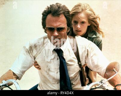 EASTWOOD,LOCKE, le gant, 1977 Banque D'Images