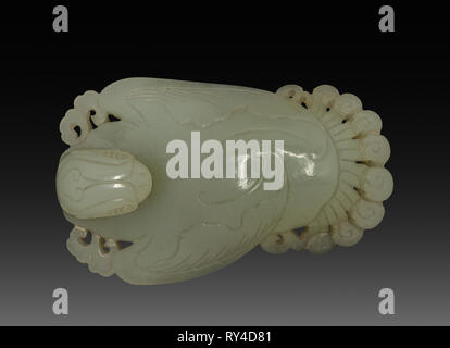 La boucle, années 1800, années 1900. Chine, 19e-20e siècle. Jade blanc ; total : 4,2 cm (1 5/8 po Banque D'Images