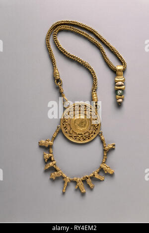 Collier avec pendentif médaillon et, 200-300. Egypte, Alexandrie, Romain, 3e siècle. Or, diamètre du pendentif : 4.2 cm centrale (1 5/8 in.) ; chaîne d'hôtels : 40,7 cm (16 in Banque D'Images