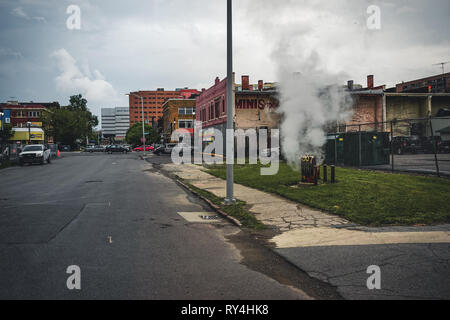 Detroit, Michigan, le 18 mai 2018 : Abandon et endommagé une maison unifamiliale près du centre-ville de Detroit. Banque D'Images