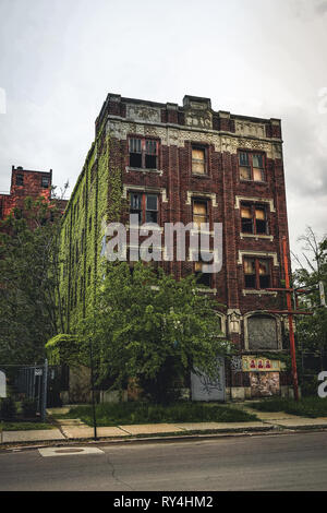 Detroit, Michigan, le 18 mai 2018 : Abandon et endommagé une maison unifamiliale près du centre-ville de Detroit. Banque D'Images