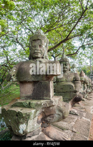 Les statues sur le pont à la Porte Sud d'Angkor Thom, au Cambodge. Banque D'Images