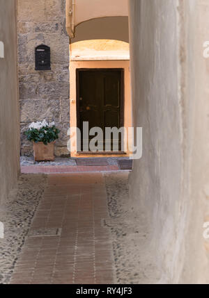 Ruelle pittoresque dans le village médiéval de Porto Cervo en Ligurie Banque D'Images