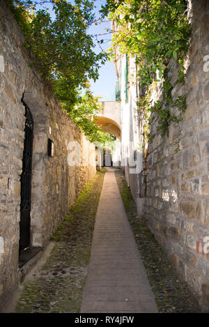 Ruelle pittoresque dans le village médiéval de Porto Cervo en Ligurie Banque D'Images