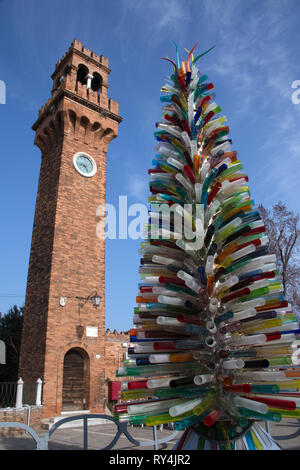 Le clocher de l'Oratorio Ex chiesa di San Stefano avec un arbre de verre construits pour le Carnaval de Venise 2019, Murano, Venise Banque D'Images