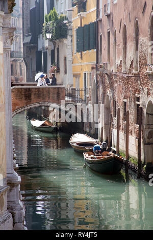 Petit canal à Venise, Italie Banque D'Images