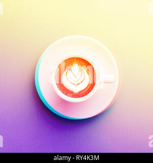 Une tasse de cappuccino dans les tons de couleurs tendance avec effet 3D. Quartier branché de couleurs néon. Banque D'Images