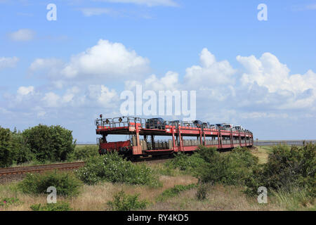 La navette voiture train quitte l'île de Sylt de la mer du Nord Banque D'Images