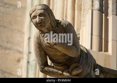 Gargouille sculptée en pierre qui dépasse de York Minster, North Yorkshire, Angleterre, Royaume-Uni. Banque D'Images