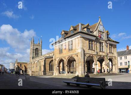 Guildhall avec l'église de St Jean le Baptiste derrière, Place de la Cathédrale, Peterborough, Cambridgeshire, Angleterre, RU Banque D'Images