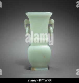 Vase de la forme d'Hu archaïque, années 1700. La Chine, de la dynastie Qing (1644-1911). Jade blanc-verdâtre pâle avec des marques brun ; total : 14,4 cm (5 11/16 po Banque D'Images