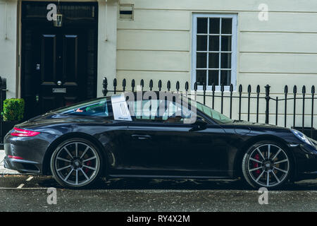 La voiture Porsche vue dans les quartiers aisés de Belgravia à Londres, garée dans une rue calme Banque D'Images