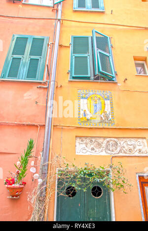 À Portovenere, ITALIE - Le 30/03/2018 - Vieille ville de Porto Venere en Ligurie, avec ses maisons colorées et ses rues étroites Banque D'Images