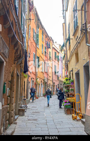 À Portovenere, ITALIE - Le 30/03/2018 - Vieille ville de Porto Venere en Ligurie, avec ses maisons colorées et ses rues étroites Banque D'Images