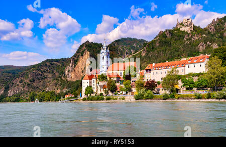 La ville médiévale de Dürnstein le long du Danube dans la pittoresque vallée de la Wachau, un site classé au patrimoine mondial, en Basse Autriche Banque D'Images