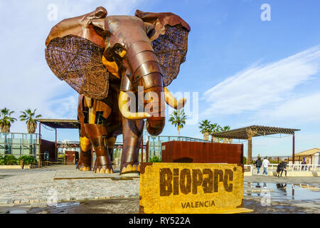 La grande statue de l'éléphant accueille les visiteurs avant d'entrer Le Biopark de Valence - jardin du zoo Banque D'Images