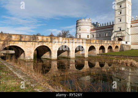 Le pont et le fossé du château de Krasiczyn. Krasiczyn, Pologne, Europe Banque D'Images