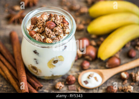 Servant de yaourt avec du muesli, banane et noix Banque D'Images