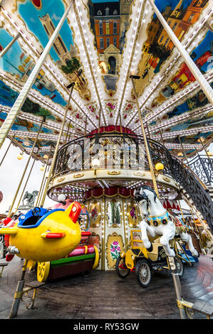 Carrousel parisien traditionnel près de Eiffel Tower Banque D'Images