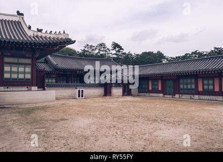 Maisons traditionnelles et un décor de toit sur les bâtiments situés à l'intérieur de motifs Gyeongbokgung à Séoul, en septembre 2015 Banque D'Images