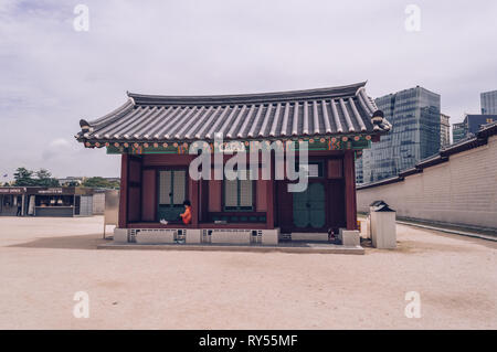 Senior woman est relaxant en chambre que traditionnels, situé dans le domaine du Palais Gyeongbokgung à Séoul, en septembre 2015 Banque D'Images