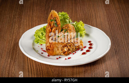 Rouleaux frits de pâtisserie avec poulet et nouilles chinoises Banque D'Images