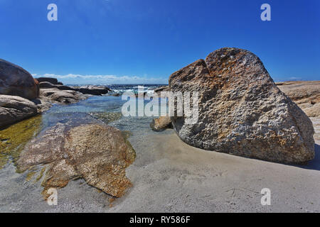 Côte de beauté pittoresque du sud de la baie de feux à coin douillet, baie Binalong Bay, Tasmanie, Australie. Banque D'Images