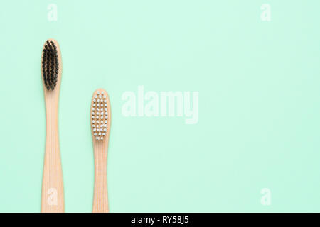 Brosses à dents de bambou sur fond vert clair close-up Banque D'Images