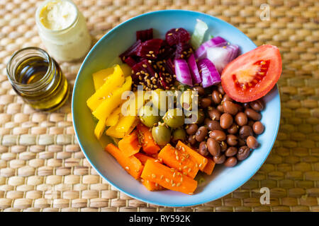 Un bouddha vegan bol rempli de légumes colorés et de légumineuses Banque D'Images