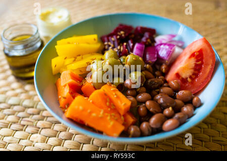 Un bol de bouddha vegan vibrant rempli de légumes colorés et de légumineuses.Véganisme.Végétarienne Banque D'Images