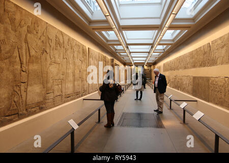 Le Roi Assurnazirpal II Neo-Assyrian (883-859 BC) construit son magnifique palais du nord-ouest à Nimrud (maintenant dans le nord de l'Iraq). La décoration intérieure a présenté une série de panneaux de pierre sculptée remarquable. Sur l'affichage au British Museum. Banque D'Images