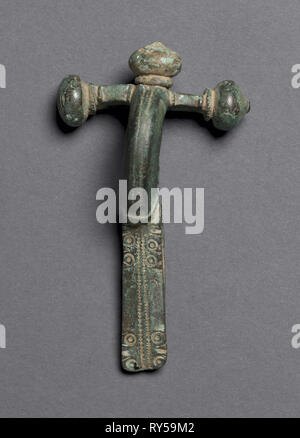 Cross-bow le péroné, 1-200. L'Italie, Romain, 1er-2e siècle. Bronze ; total : 9,5 cm (3 3/4 po Banque D'Images