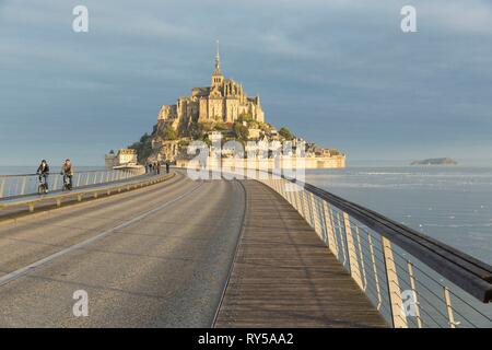 France, Manche, baie du Mont Saint Michel classé au Patrimoine Mondial de l'UNESCO, passerelle piétonne de l'architecte Dietmar Feichtinger et Mont Saint Michel Banque D'Images