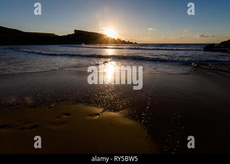 Belle Ghajn Tuffieha Bay prises lors de soleil colorés sur l'île de Malte. Beau paysage dans le sud de l'Europe. Banque D'Images