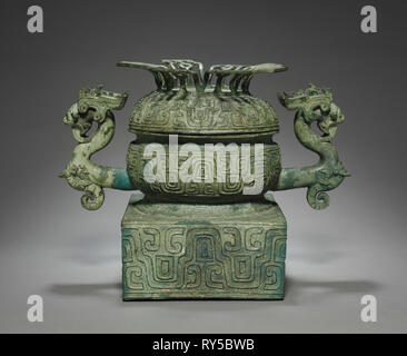 Conteneur alimentaire (GUI), 600-500 BC. La Chine, l'Est de dynastie Zhou (770-256 avant J.-C.), période des Printemps et Automnes (770-476 av. J.-C.). Bronze ; total : 34,3 x 44,5 cm (13 1/2 x 17 1/2 po Banque D'Images