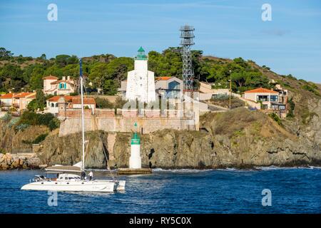 France, Pyrenees Orientales, la Côte Vermeille, Collioure, Redoute du fanal par Vauban en 1693 et le phare Banque D'Images