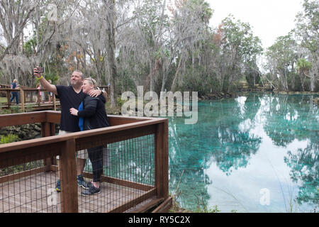 Un couple de prendre un avec l'extraordinaire selfies à l'eau claire les trois Sœurs Springs de Crystal River, Florida, USA. Banque D'Images