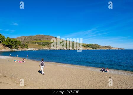 France, Pyrénées Orientales, Côte Vermeille, randonnées de Port-Vendres à Banyuls sur le sentier du littoral, l'anse de Paulilles, l'usine beach et les garder à l'arrière-plan (MR) Banque D'Images