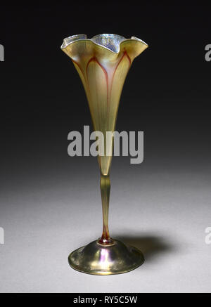 Goblet-Shaped découlait Vase, c. 1895. Tiffany and Company (américain), Louis Comfort Tiffany (Américain, 1848-1933). Verre Favrile ; Total : 33 cm (13 in Banque D'Images