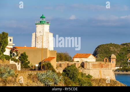 France, Pyrenees Orientales, la Côte Vermeille, Collioure, Redoute du fanal par Vauban en 1693 et le phare Banque D'Images